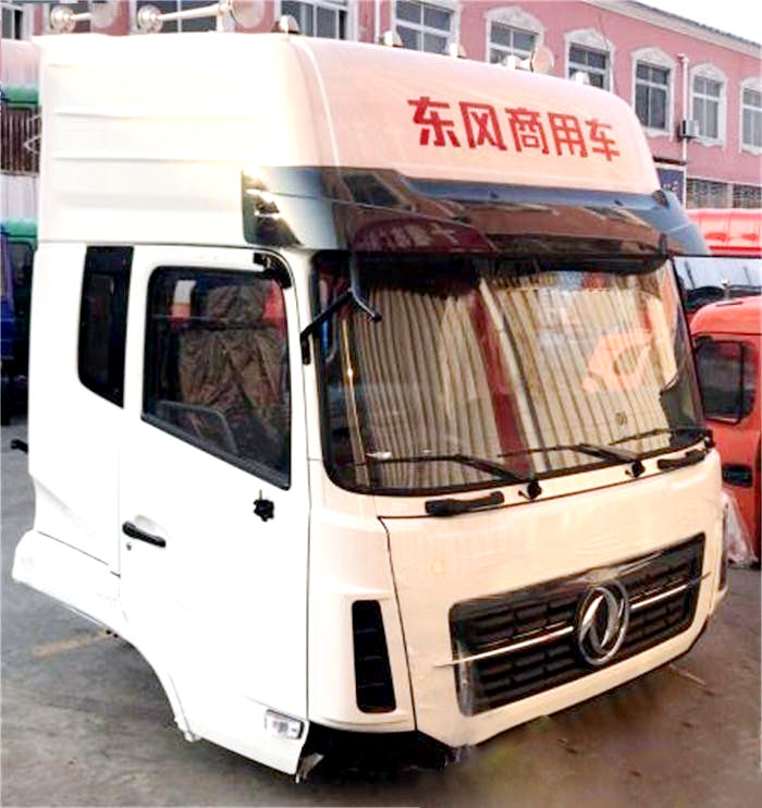 玉白新款天龙驾驶室